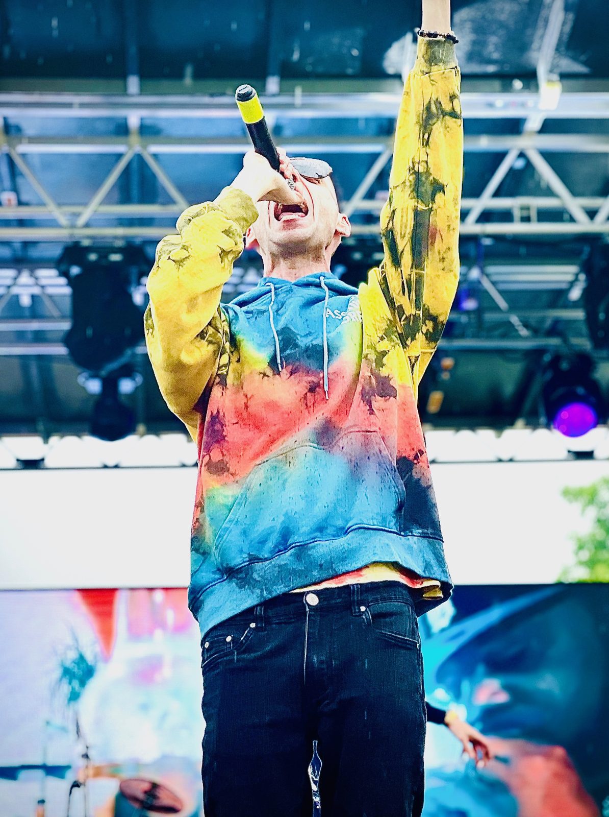 LUSS in tie-dye with the mic raised